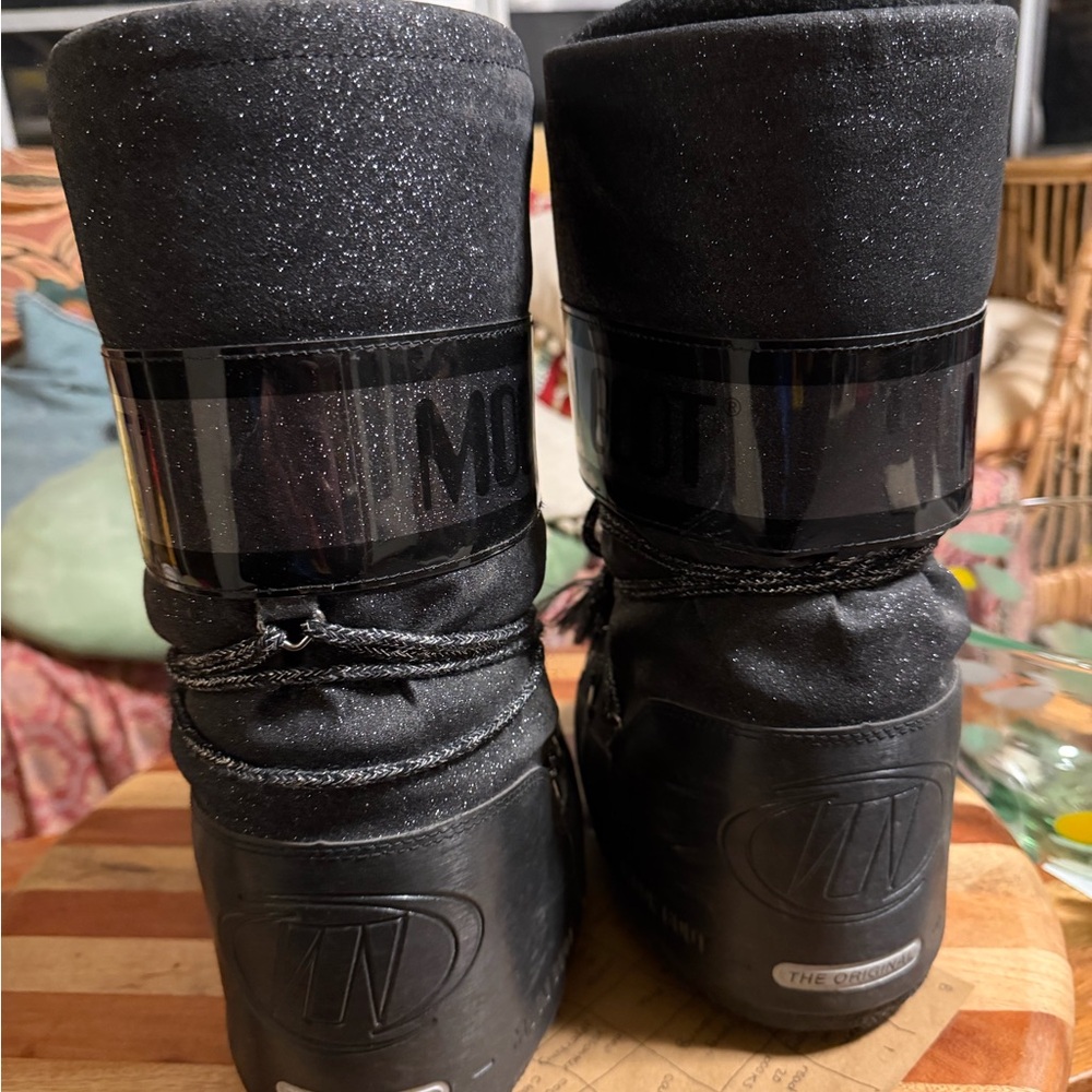 Sparkly black moon boots fit between size women’s 4.5-7 - Picture 3 of 9